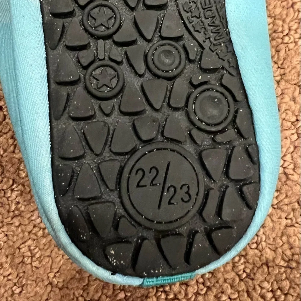 Boys Shark Swim Shoes Size 5/6 Water Shoes
